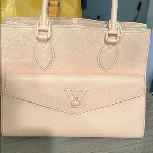 Louis Vuitton Elegant Pink Leather Designer Handbag